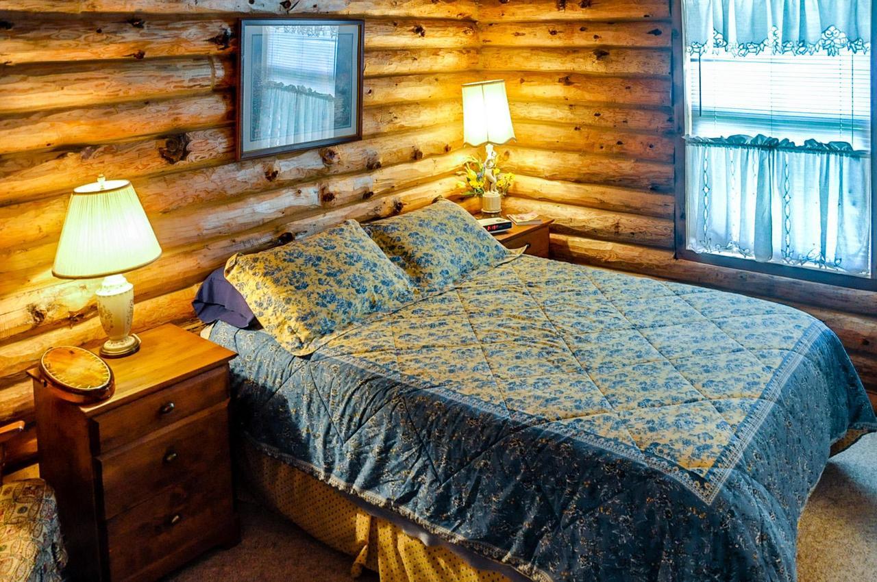 Log Home On Lopez-Spencer Spit Port Stanley Екстер'єр фото