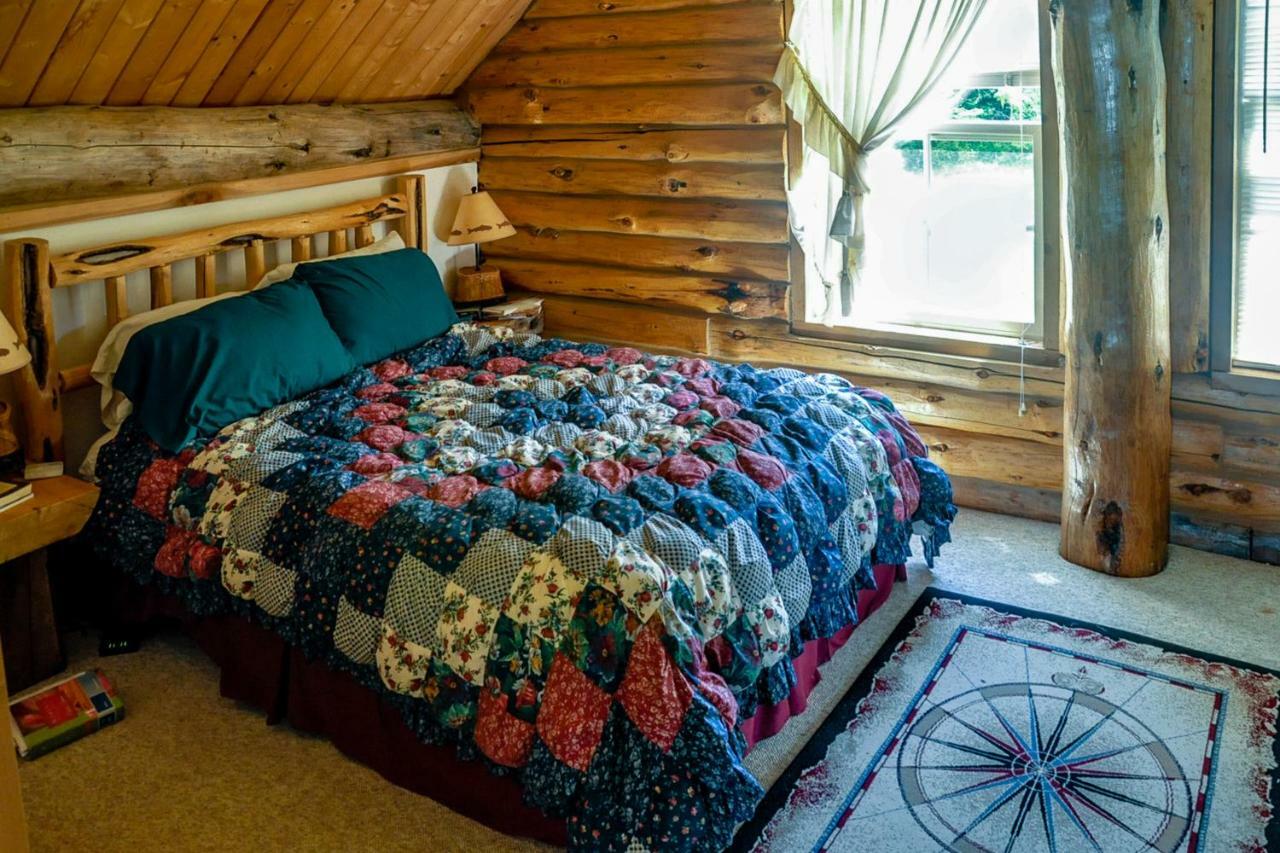Log Home On Lopez-Spencer Spit Port Stanley Екстер'єр фото
