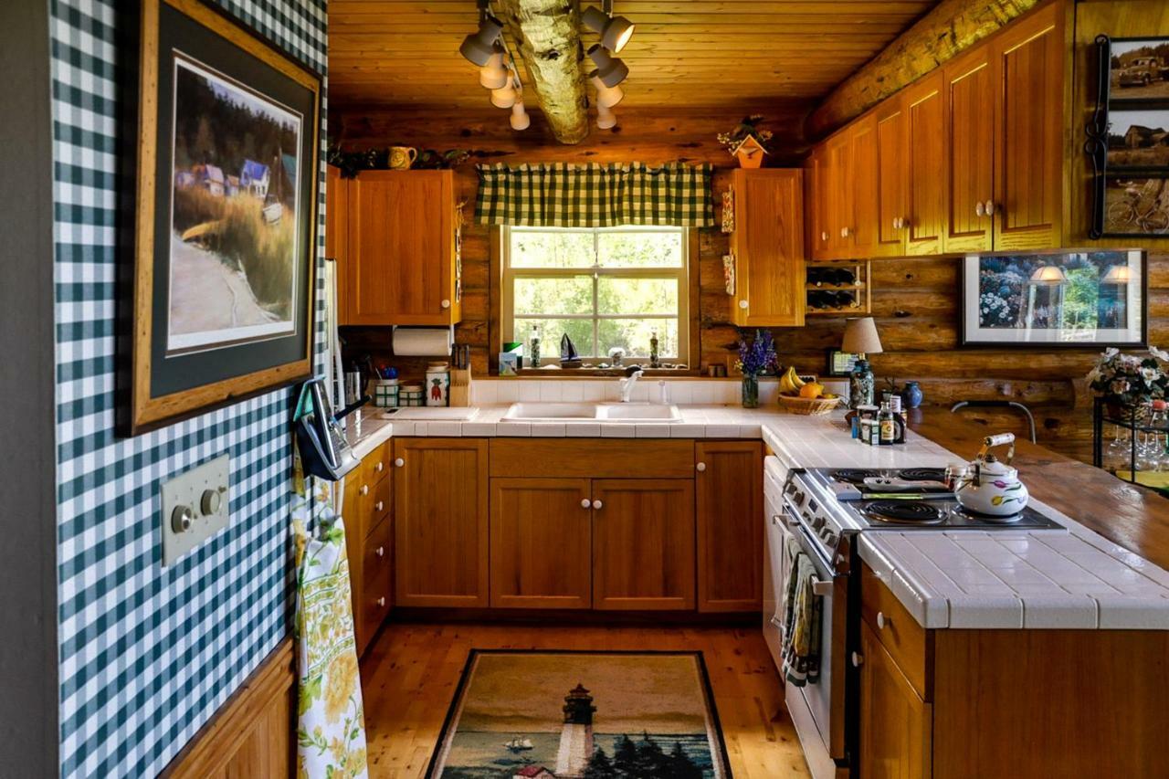 Log Home On Lopez-Spencer Spit Port Stanley Екстер'єр фото